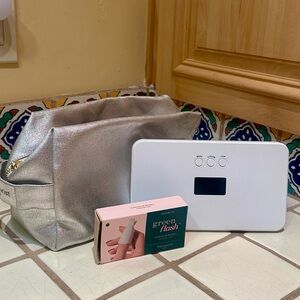 Manucurist Green Flash lamp and polishes